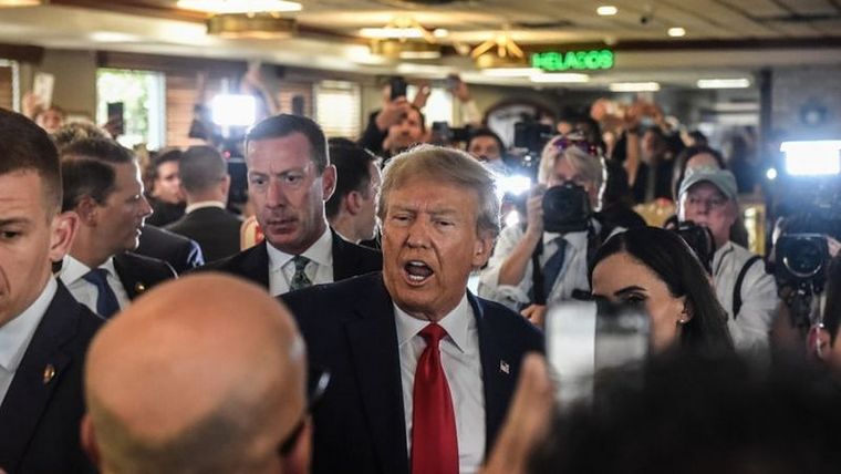 Trump visitó el conocido restaurante cubano Versailles en Miami después de asistir a los tribunales. Foto: GETTY IMAGES