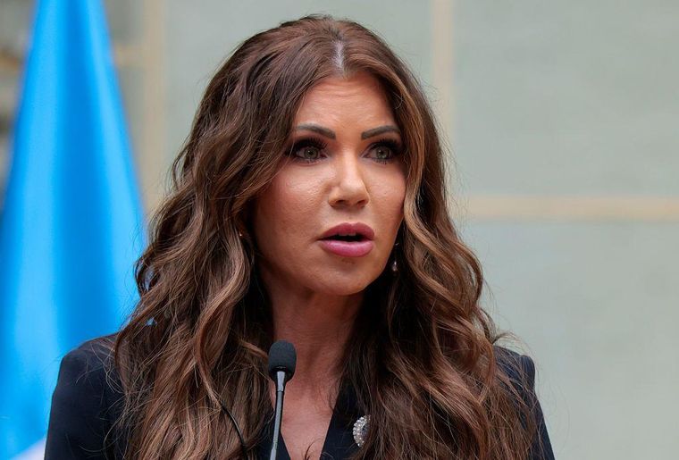 La secretaria de Seguridad Nacional, Kristi Noem, alegó que la situación en ambos países ha mejorado y sus ciudadanos pueden regresar.