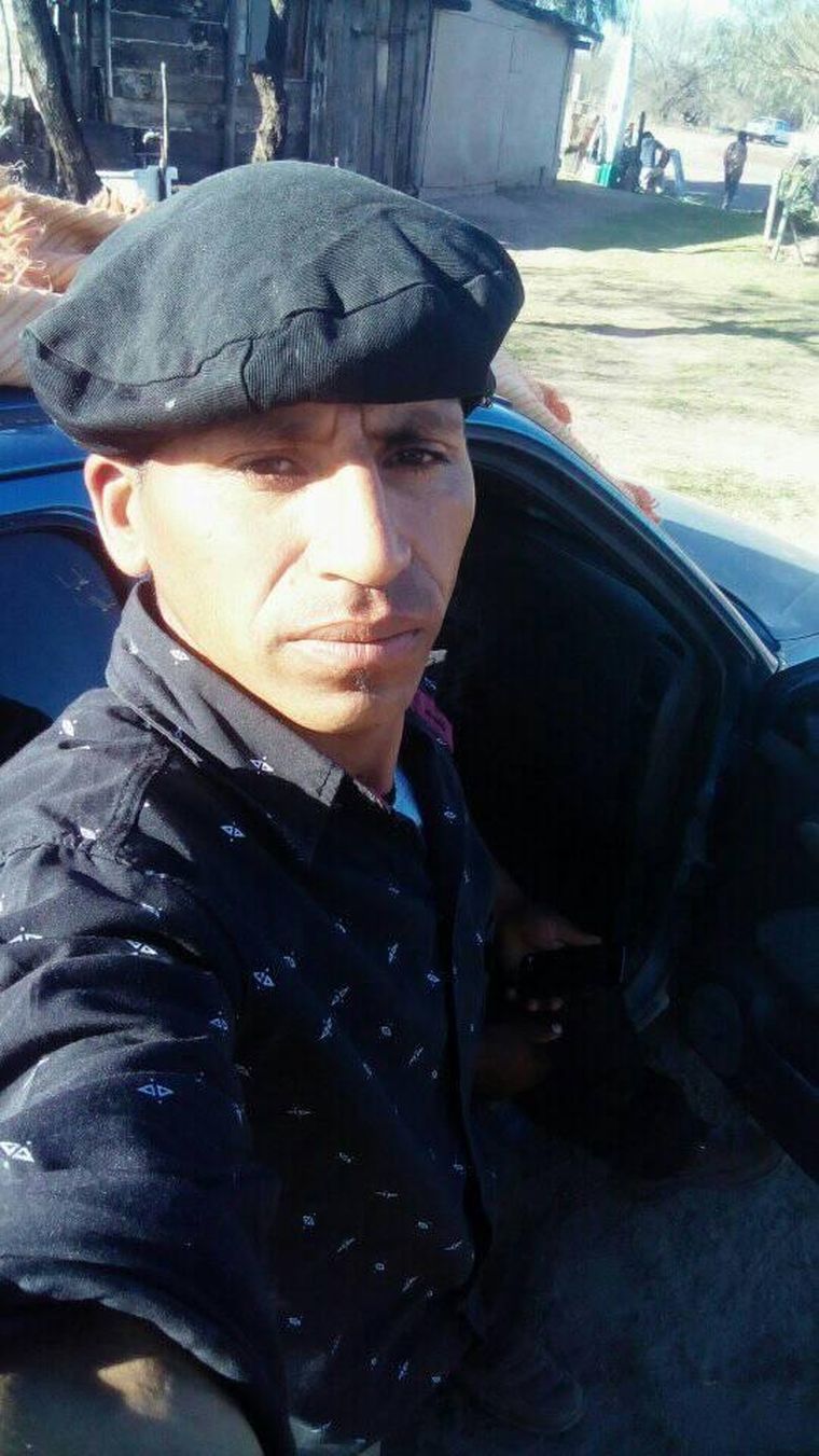 Trabajador rural Ávila se desempeña en tareas de campo. Foto: Facebook.