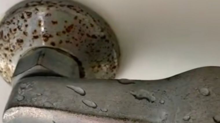 Simples pasos para limpiar las tuercas Consejo útil para dejar de ver partes oxidadas. Foto: Fuente: Imagen / @yolandavaquitayoli