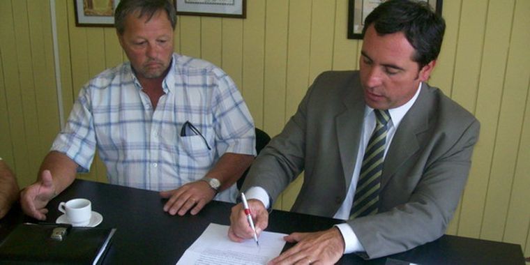 El intendente Jorge Difonso, durante la firma del convenio. Foto: Gentileza San Carlos