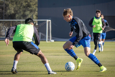 Santino Andino encara ante la marca rival durante el amistoso del Tomba.&nbsp;