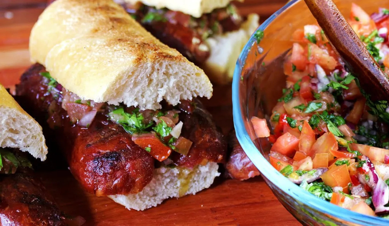 El secreto de un choripán con salsa criolla perfecto: receta casera y simple.