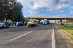 La escena en el sector del Acceso Sur donde fue atropellada la mujer que murió este viernes en el Hospital Central.&nbsp;