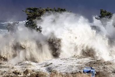 MDZol | Foto: SADATSUGU TOMIZAWA/AFP. Un tsunami desatado por el terremoto en Japón el 11 de marzo de 2011 golpea la costa de Minamisoma en la prefectura de Fukushima.