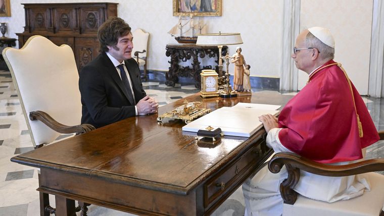 Javier Milei y el papa León XIV durante su encuentro en el Vaticano.