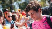 Franco Colapinto firmando autógrafos en su llegada al mítico Circuito de Albert Park, Melbourne.&nbsp; 