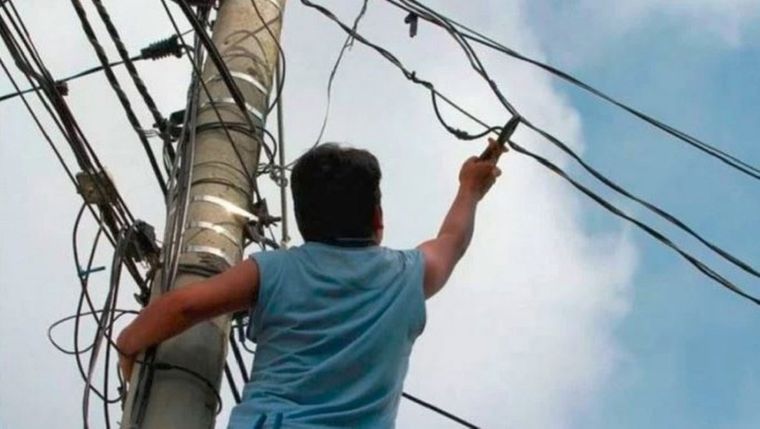 El ofrecimiento de conexiones clandestinas de electricidad está a la orden del día para las empresas distribuidoras de energía