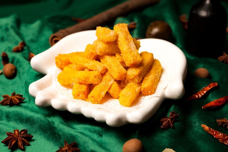 Esta receta de bastones de tofu rebozados es tan versátil que puede servirse como snack, entrada o guarnición. Esta receta de bastones de tofu rebozados es tan versátil que puede servirse como snack, entrada o guarnición.