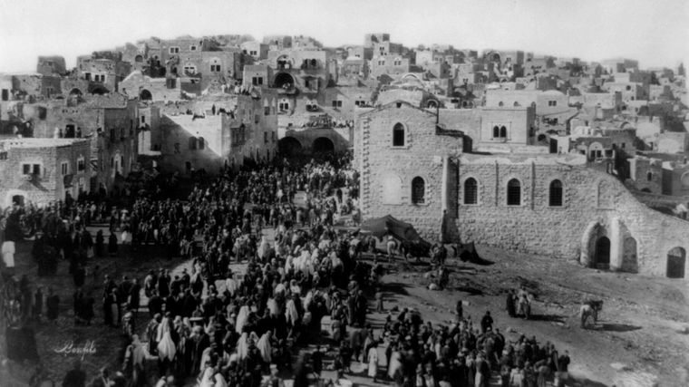 Entrada de peregrinos a Belén durante la Navidad de 1890. Entrada de peregrinos a Belén durante la Navidad de 1890.