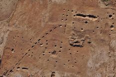 Vista aérea del yacimiento en Onnaing, donde arqueólogos desenterraron más de veinte edificaciones de un asentamiento prehistórico de 3.000 años. Foto: Clément Dournel/INRAP