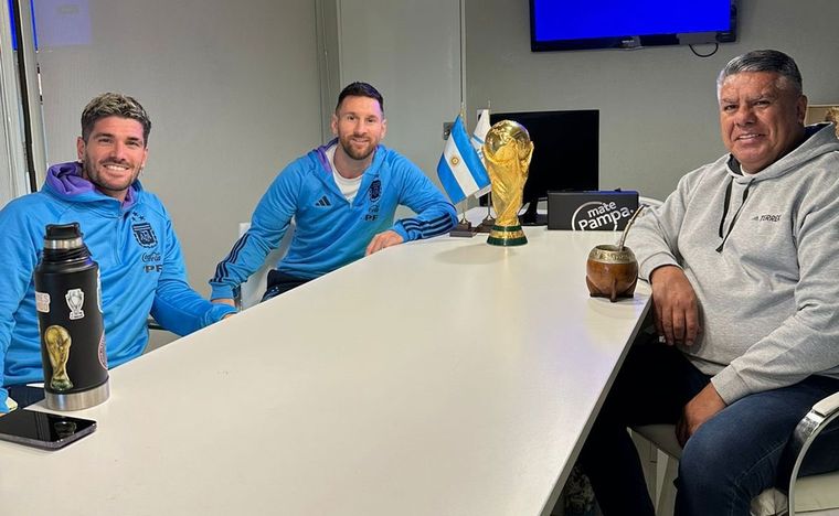 Tapia junto a Messi y De Paul Foto: @tapiachiqui