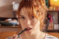Valeria es escritora y se encuentra en un bloqueo creativo Foto: Netflix
