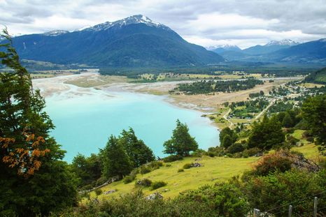 Bahía Murta es un pueblo chileno ubicado sobre las costas del lago General Carrera, en plena Patagonia. Bahía Murta es un pueblo chileno ubicado sobre las costas del lago General Carrera, en plena Patagonia.