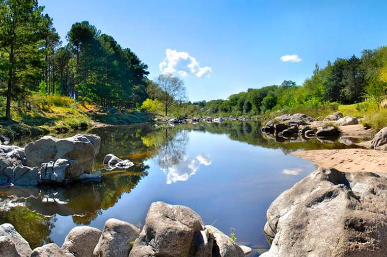 Los Reartes sorprende con uno de los ríos más cristalinos de Córdoba. Los Reartes sorprende con uno de los ríos más cristalinos de Córdoba.