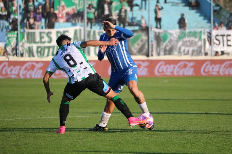 El Tomba enfrenta a Villa Mitre en la cancha de Temperley. Foto: Prensa Godoy Cruz