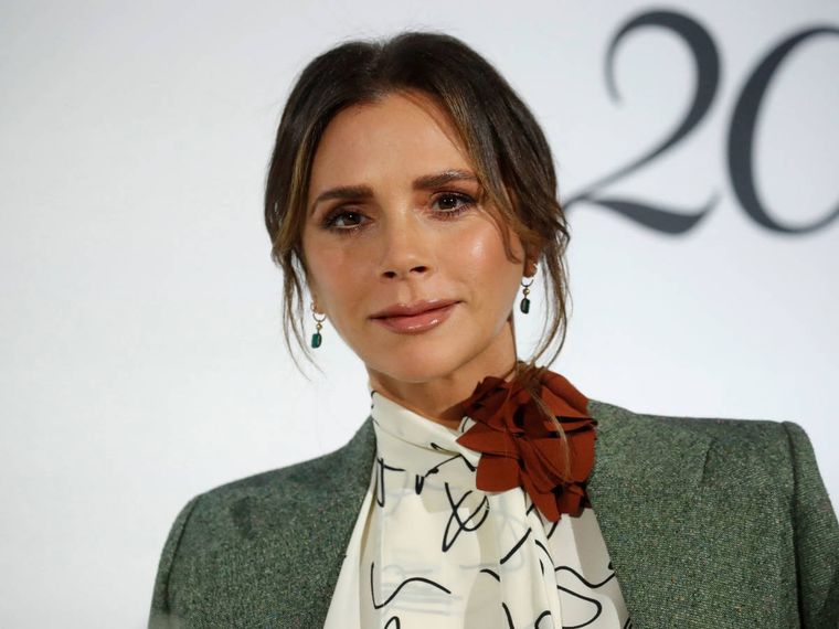 Los pantalones acampanados están de moda y qué mejor forma de llevarlos que al estilo de Victoria Beckham