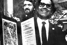 hace 33 anos recibia el nobel adolfo perez esquivel