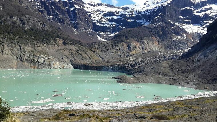 Glaciar cubierto Ventisquero Negro en el cerro Tronador. Glaciar cubierto Ventisquero Negro en el cerro Tronador.