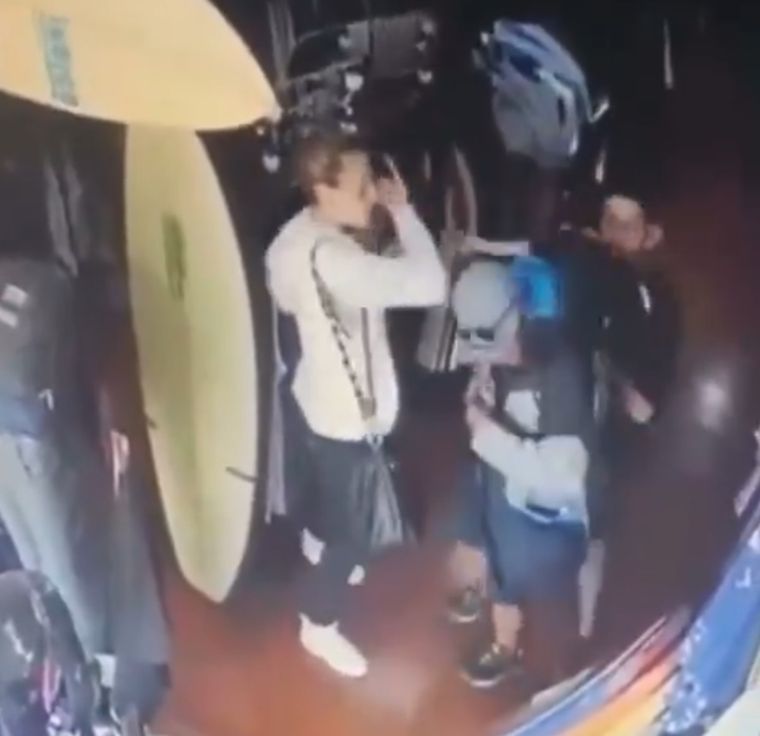 El intento de robo quedó registrado en las cámaras.  Foto: captura de pantalla.