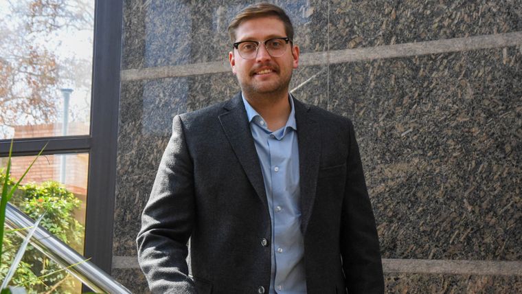 El periodista Emiliano Sallei combina su rol en televisión con un fuerte trabajo social.