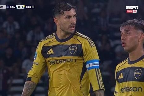 Leandro Paredes se excedió verbalmente y Arasa le mostró la tarjeta amarilla. Leandro Paredes se excedió verbalmente y Arasa le mostró la tarjeta amarilla.