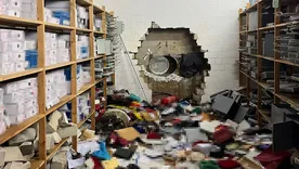 Así quedó la pared que perforaron para ejecutar el millonario robo al Banco Sparkasse de Alemania.