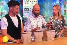 fallo el truco y atraveso la mano de la conductora