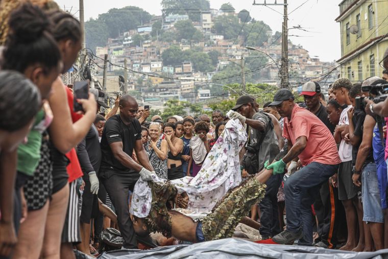 En Brasil, el saldo de muertos es de 121 personas, en una favela de Río de Janeiro. Foto Efe
