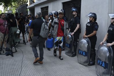 MDZol | Aunque el protocolo establece que los agentes deben identificarse y advertir antes de disparar, hay excepciones significativas. Foto: Juan Mateo Aberastain / MDZ