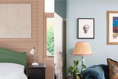 Desde la combinación de suaves tonos neutros con el verde natural hasta el clásico azul marino con un blanco nítido, muchas combinaciones de colores generan una sensación de descanso en toda la casa. Foto: Vaughan Design & Development/Chris Snook, Farrow & Ball/French + Tye, Matthew Williamson/Cassie Nicholas