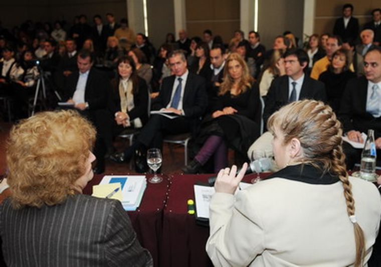 Miradas atentas y discusiones serias en el encuentro. Foto: Pachy Reynoso/MDZ