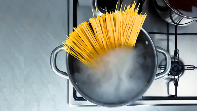 Riega tus plantas con agua de cocción de pasta y convierte tu jardín en un paraíso Descubre los increíbles beneficios que tiene esta receta para tu jardín. Foto: Pexels