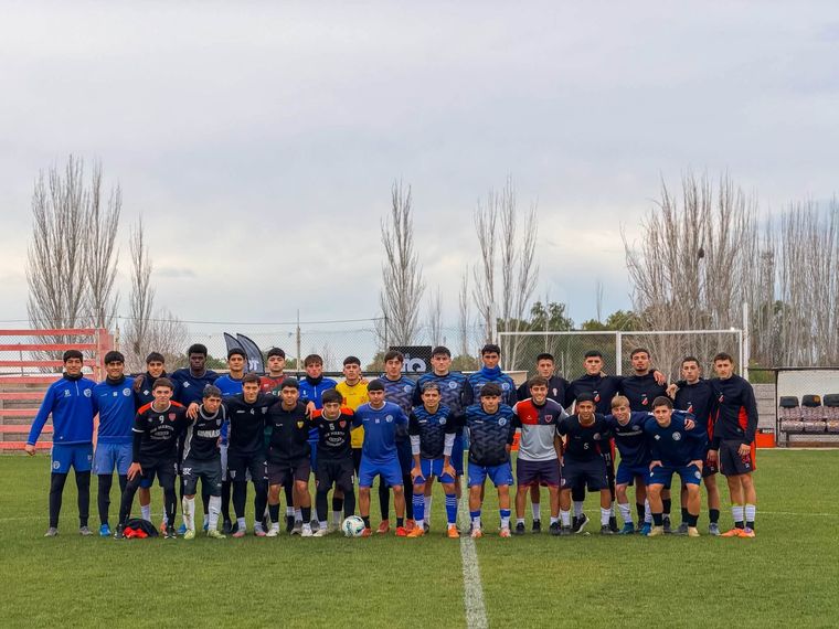 La selección local jugó un par de amistosos antes de viajar a la vecina provincia. La selección local jugó un par de amistosos antes de viajar a la vecina provincia.