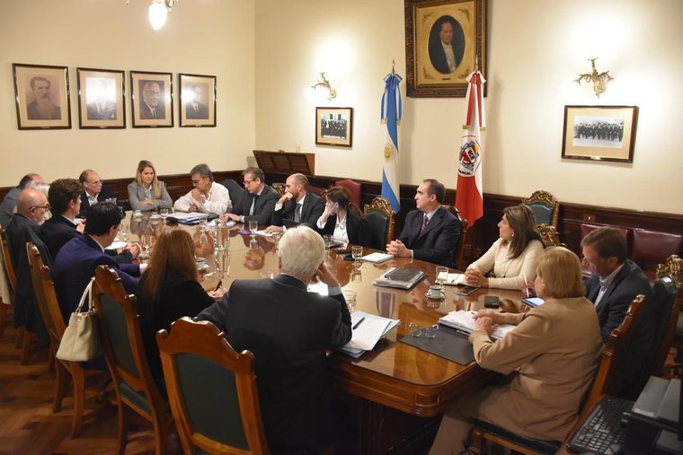 El bloque de senadores radicales junto a funcionarios del Gobierno Foto: x Mariana Juri