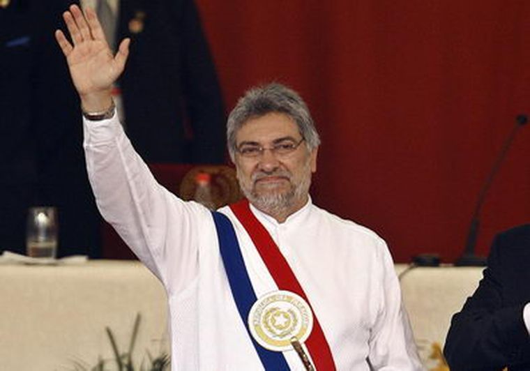 El ex obispo Fernando Lugo saluda al público en la explanada del Congreso en Asunción. Foto: EFE