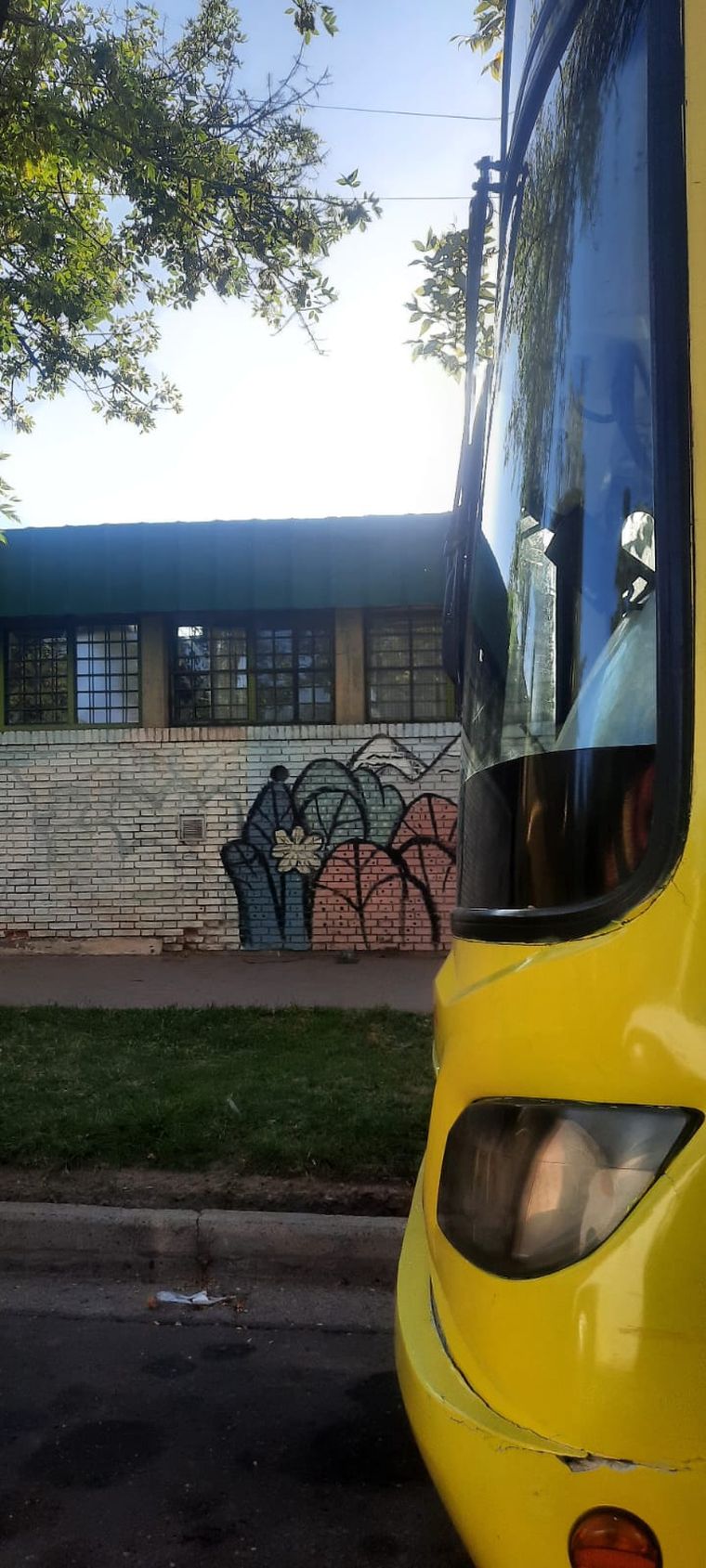 Los colectivos están estacionados en la puerta de una escuela, generando inseguridad en la zona. Los colectivos están estacionados en la puerta de una escuela, generando inseguridad en la zona.