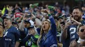 Hinchas de Seattle Seahawks alientan al equipo durante la primera mitad del Super Bowl LX de la NFL ante los New England Patriots. Hinchas de Seattle Seahawks alientan al equipo durante la primera mitad del Super Bowl LX de la NFL ante los New England Patriots.