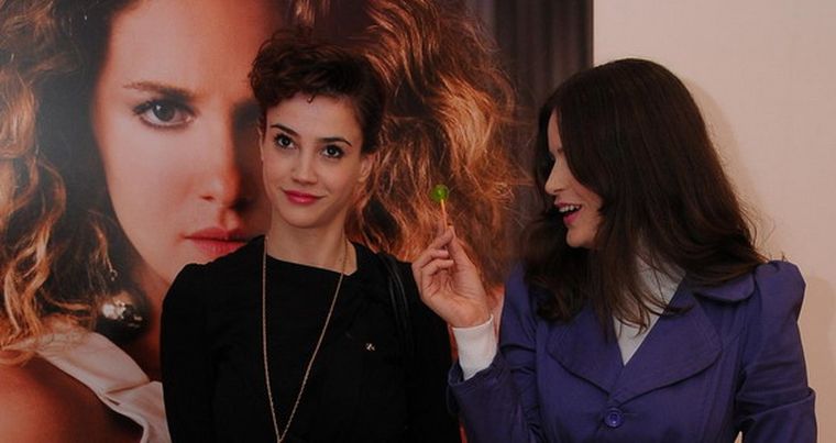 Celeste Cid y Romina Ricci llegaron al desfile pero antes posaron para los medios. Foto: Gentileza Mass Grupo PR