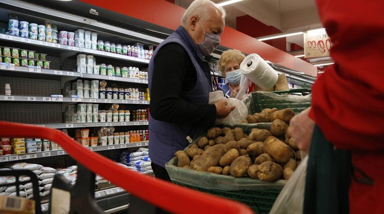 Los precios suben constantemente y los jubilados no alcanzan a cubrir costos básicos para la vida cotidiana. Foto: Télam