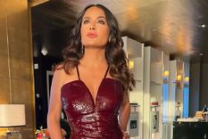 Salma Hayek posa recostada en el sillón y se llena de elogios Salma Hayek es una reconocida actriz, modelo y empresaria mexicana. Foto: INSTAGRAM @salmahayek