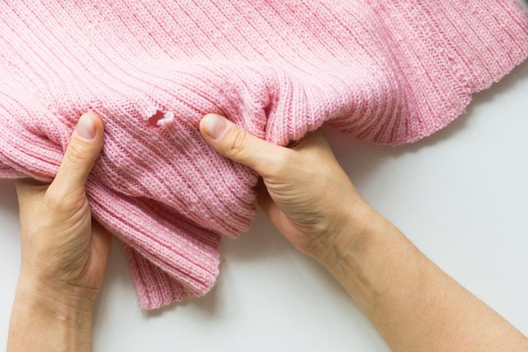TRUCOS APRENDE A TAPAR LOS HUECOS DE LA ROPA. Foto: SHUTERSTOCK