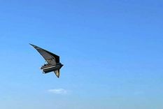 La lancha voladora es en realidad un gomón adaptado con un ala delta que fue incautada por Prefectura cuando sobrevolaba ayer en el sector costero de San Isidro. Foto: Captura de video