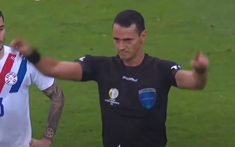 Wilmar Roldán tuvo que acudir al VAR Foto: Conmebol