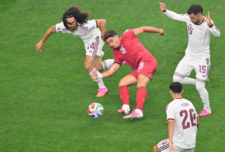 Los españoles Cucurella, Pedri y Baena intentan rodean a Pedro Neto, de Portugal.&nbsp;