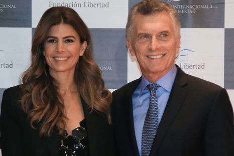 La ex primera dama volvió a marcar tendencia con un vestido negro que combinó transparencias y encaje en una salida nocturna junto a Mauricio Macri. Foto: NA