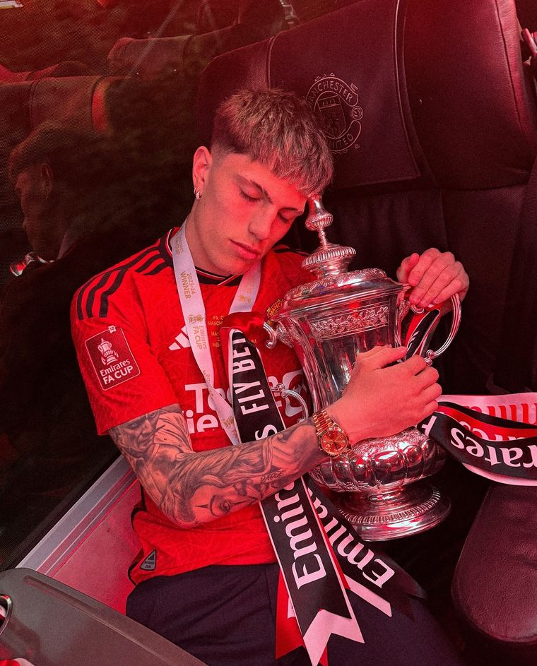 Garnacho abraza el trofeo de la FA Cup. Foto: @garnacho7