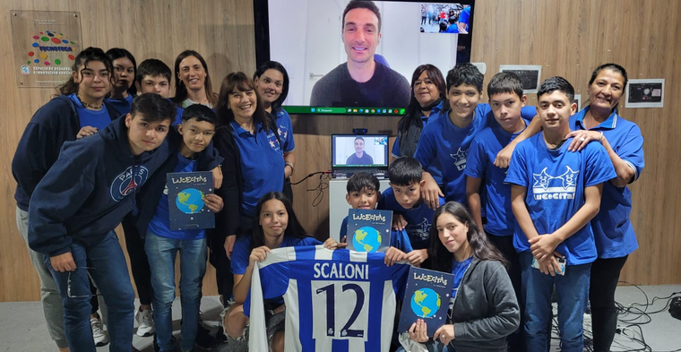 Lionel Scaloni en pantalla junto a los chicos Foto: Gentileza Joaquín Vispe