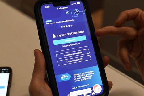 La forma más sencilla de hacer esta declaración es usando el formulario digital que encontrás en las apps del celular o en los tótems de autogestión en el aeropuerto. La forma más sencilla de hacer esta declaración es usando el formulario digital que encontrás en las apps del celular o en los tótems de autogestión en el aeropuerto.