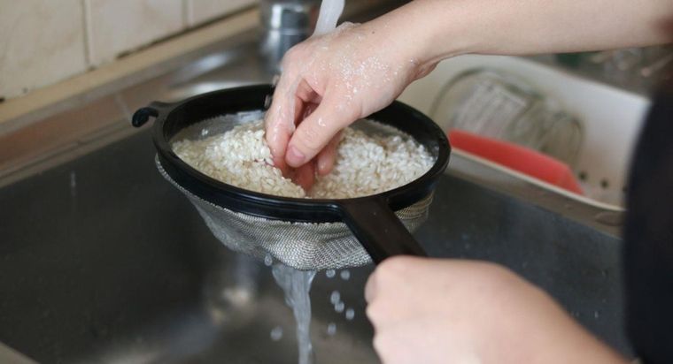 La ciencia recomienda lavar el arroz antes de cocinarlo Foto: Shutterstock